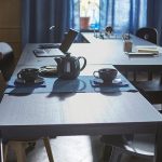 چهار میز و پنج راه برای چینش آنها